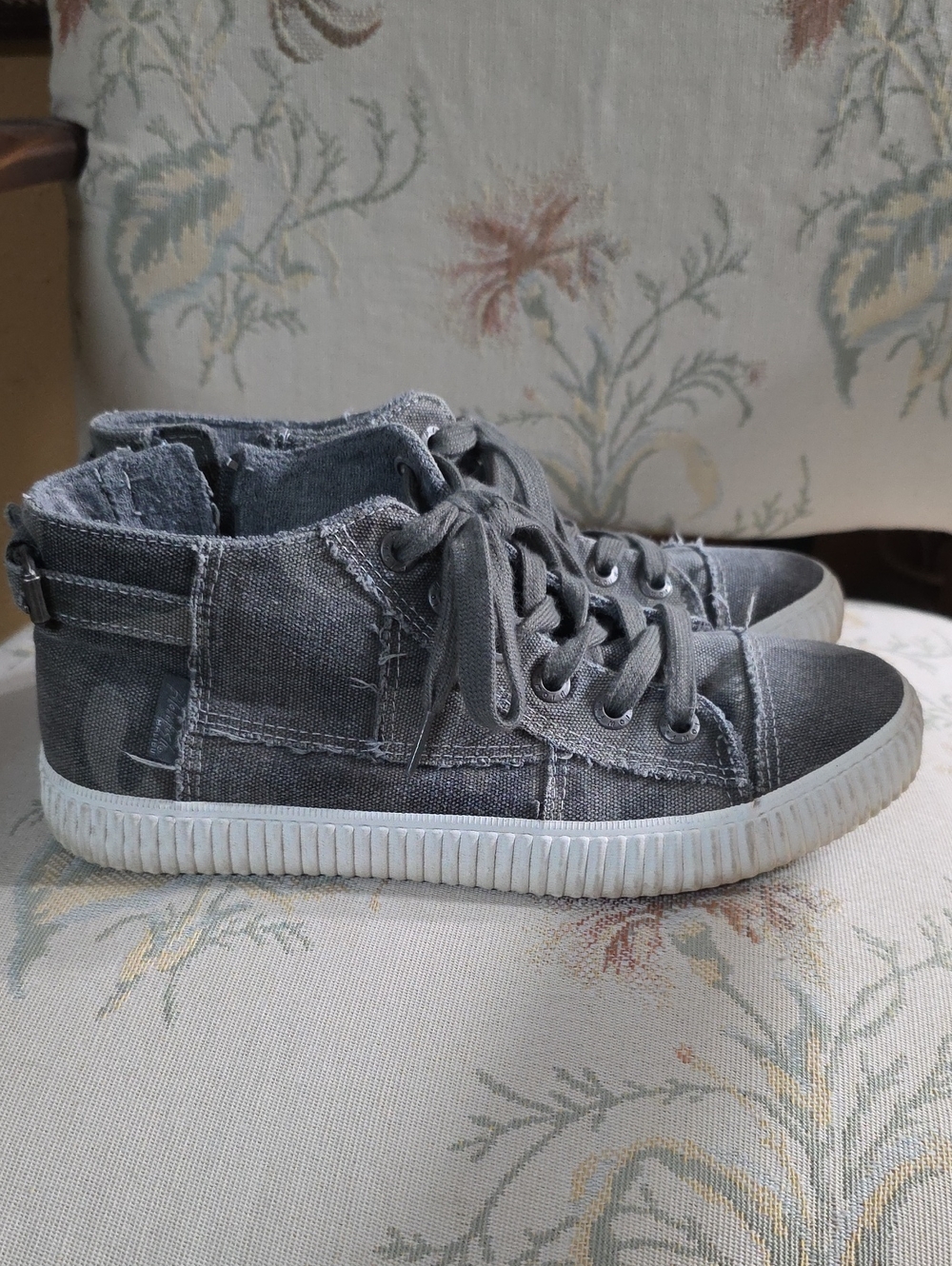 Blowfish By Malibu Womens Senakers Size 9